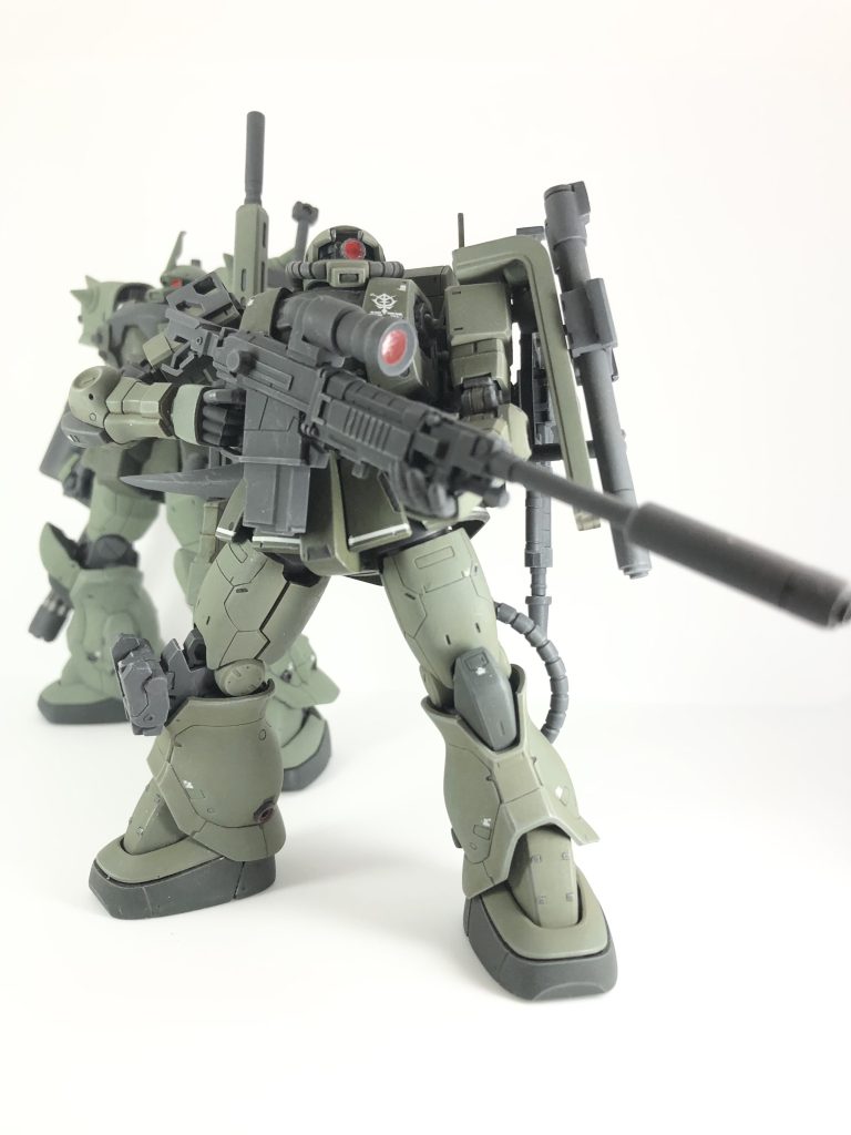 グフカスタムと撮影 その3対艦ライフルを改造したスナイパーライフルも作りました。あとから知ったのですが、ククルス・ドアンの島で出てきた高機動型ザクⅡ地上用にも同じような装備の機体が…まぁ対艦ライフルから狙撃銃って普通の流れですよね…