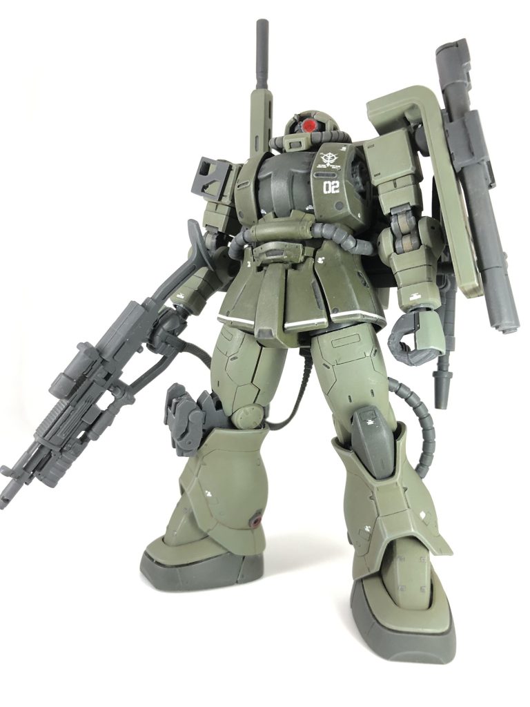 左右の方の入れ替え、スパイクアーマーをフレームのショルダーアーマーに変更、バックパックをザクⅠスナイパーに変更、ニーパッドの移植、ヘッドパーツをザクⅡ強行偵察型っぽくしました。それ以外は、ほぼほぼベースとなったオリジン版ザクⅡのままとなってます。