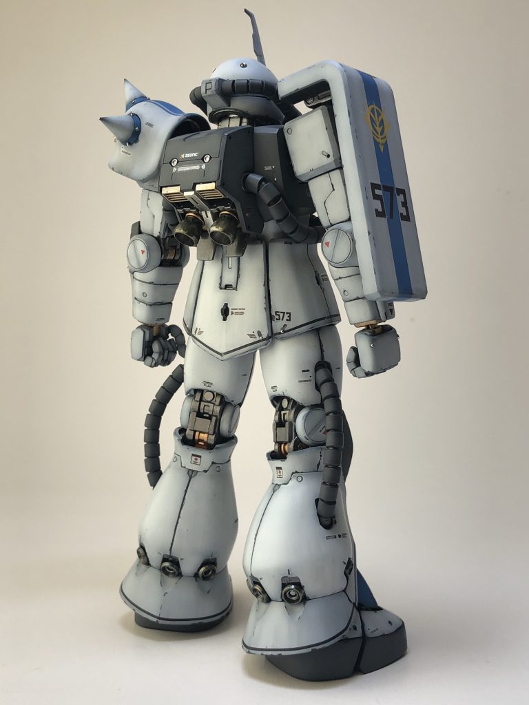 左右のアーマーの青ラインとマーキングの黒ラインはマスキング塗装で再現しています。あえてのR型ではなくS型が気に入ってます。
