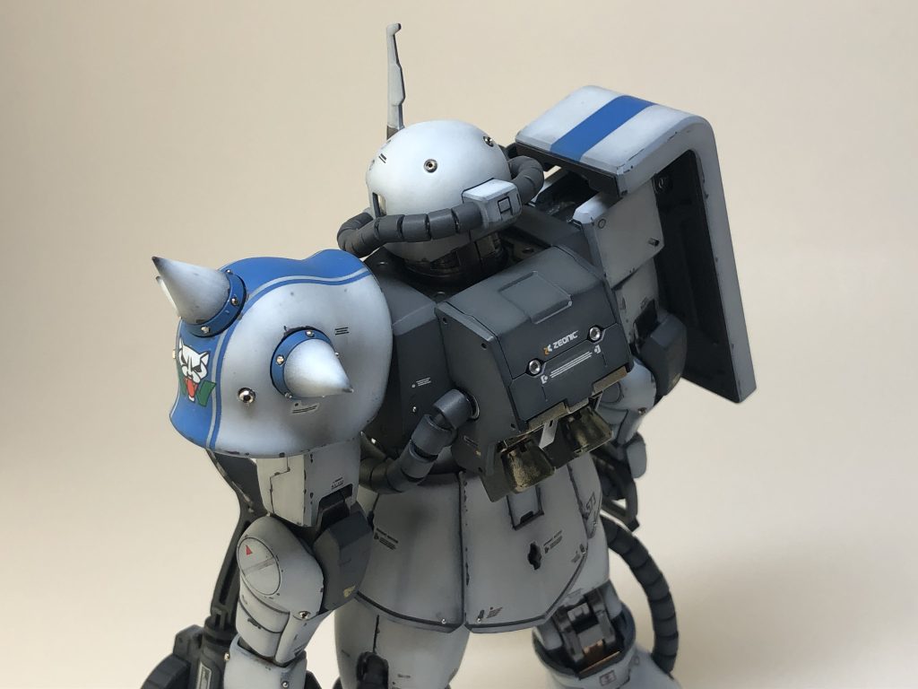 各所にメタルパーツを埋め込んでみました。スパイクも塗装していますが金属製で痛いぐらい尖っていますσ(^_^;)