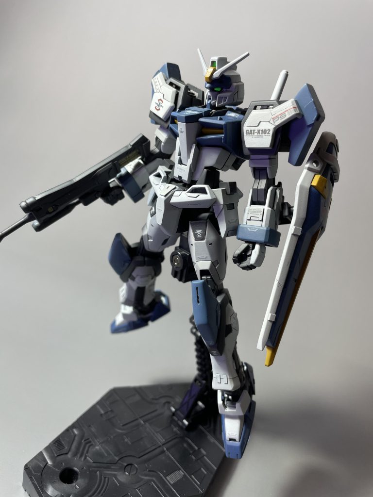 白と青は地味に二色使って塗分けてます。いつものです。RGは作ったことないけどRGの塗分けとか好きなんですよね。白は少し灰色寄りに、青はアサルトシュラウドがあるので、それよりも薄めの青を意識しています。