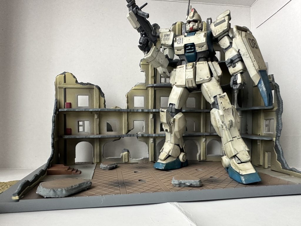 汚し後です。今は簡単に組み立てられる廃墟のジオラマとか売っててスゴイですね。