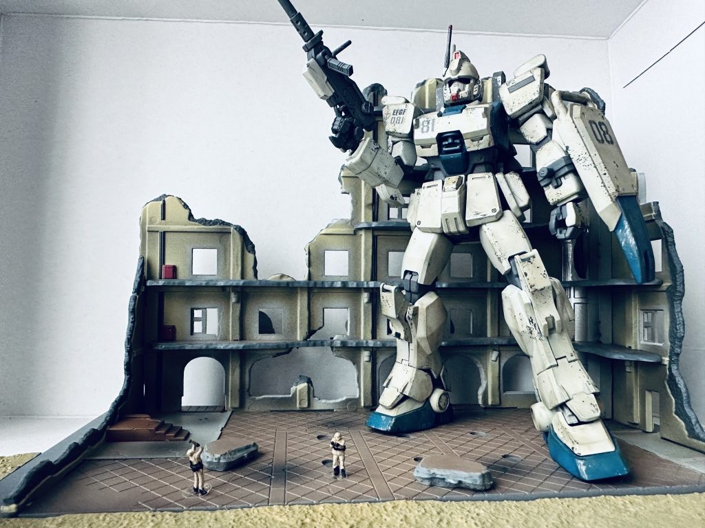 歩兵さんに立って貰うとよりガンダムデカい！ってなりますね😊写真もiPhoneの雰囲気変わる加工？💦ビビット(冷たい)ってやつにするとまた雰囲気が締まる感じで。ご覧頂いた方に感謝致します。ありがとうございました！