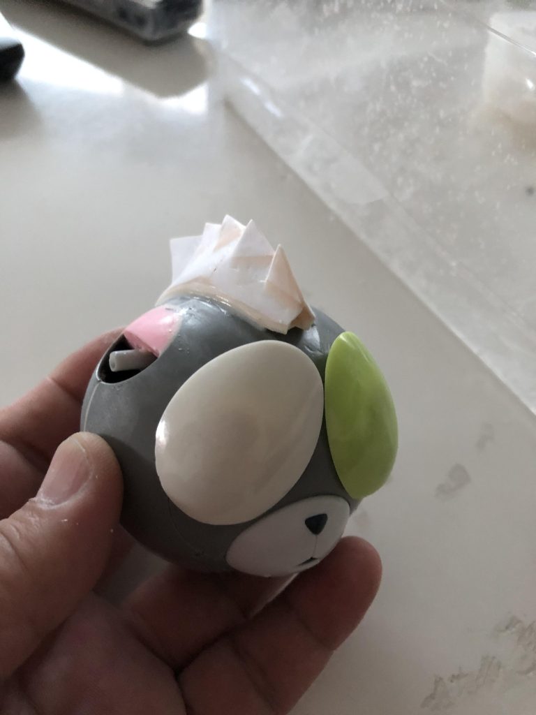 眼は100均で買ったプラスプーン。ナノブロックで取り外しできるようにしています。