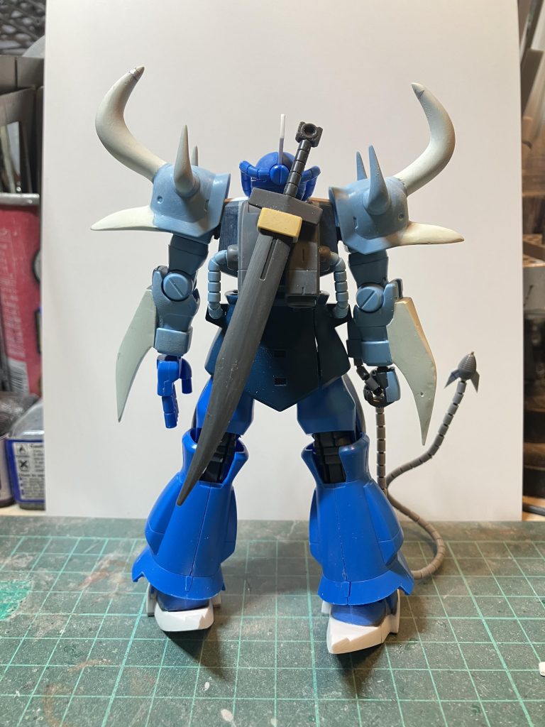 サーベルが余ったからオマケで何処いいところないかなぁっと探してみたら、ランドセルに穴が開いてあったから鞘を適当に作ってマウントしました