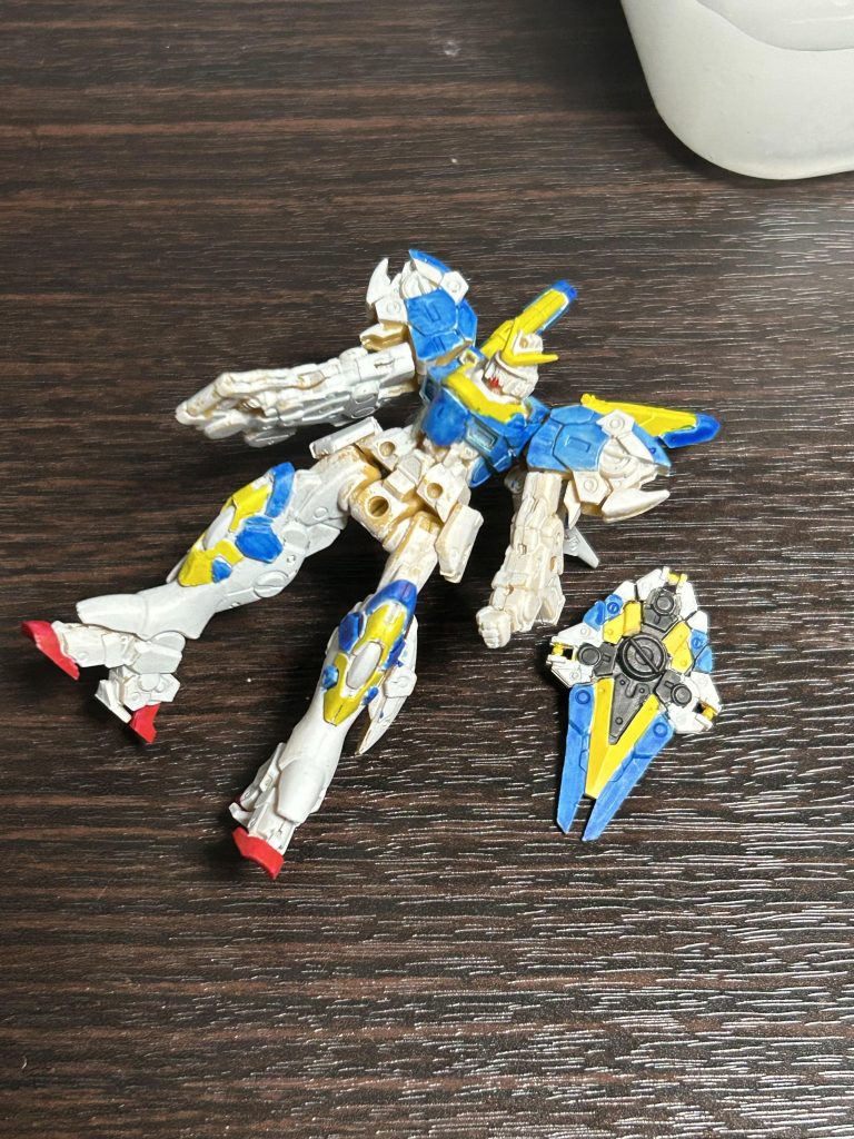 最初は横着してコントラストカラーだけで塗ろうかと思いましたがムラが消せなくて断念。ちょうど色味も軽すぎるなと思ってたので思い切って全部塗り替え