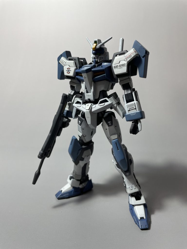 正面頭部、腰前面背面アーマー、バックパック、ビームライフルのみHGから流用しています。シンプルイズベストがぴったりアサルトシュラウドつけて飾る予定なので、ほとんど見えなくなっちゃうんですけどね。