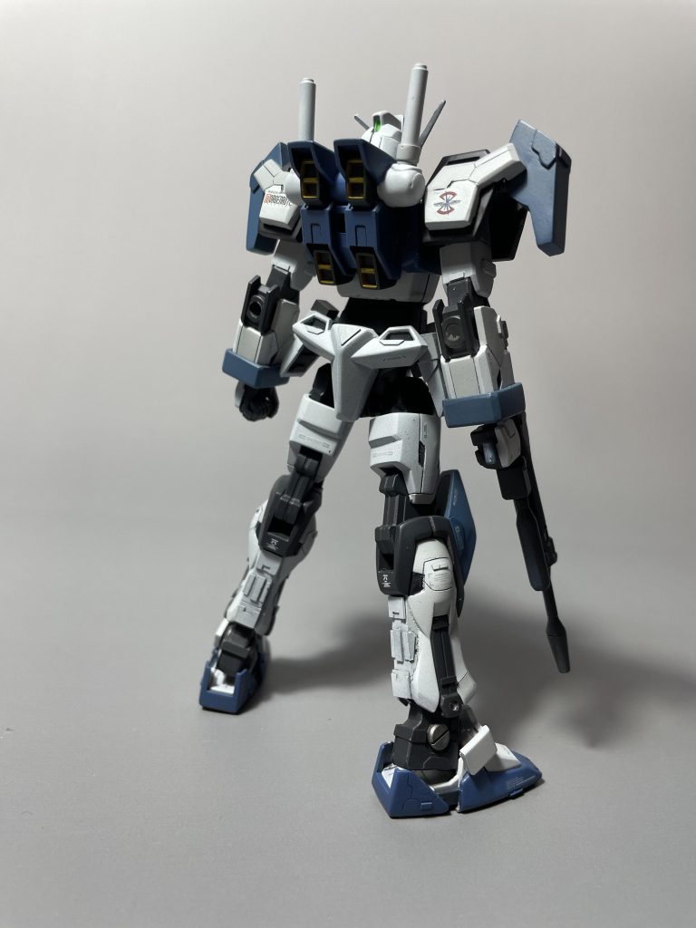 背面バックパックを取り付けるために背中は削りこんで真鍮線で接続しています。ふくらはぎのスラスターを消して適当にディテールアップ