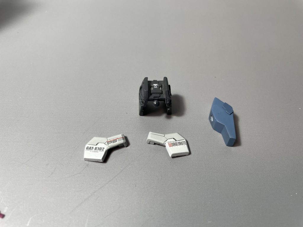 肩はEGをベースにした方向に3mm伸ばしています。やすり掛けしては折れを繰り返し心も折れました。青いパーツはプラバンから自作して、ボールジョイントで接続しています。我ながらなかなか名案な接続方法でした。