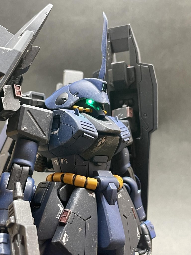 モノアイは点灯し、、左右に動かせます!