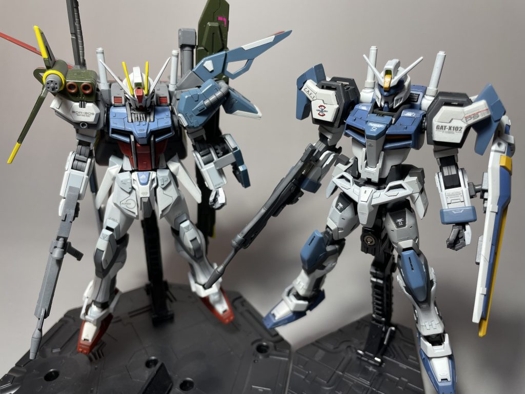 HGパーフェクトストライクとHGとEGで関節等違いますが、こうやって並べられるデュエルを作れたのはよかったです。このストライクと対峙したらアーマーシュナイダーで刺されるだけじゃすまなそう、、、こうやって並べてるとGATシリーズ揃えたいなぁイージスもブリッツもジャンクで手に入れてはいるので頑張ります。でもその2機はストライクと形違いすぎるんじゃ!!