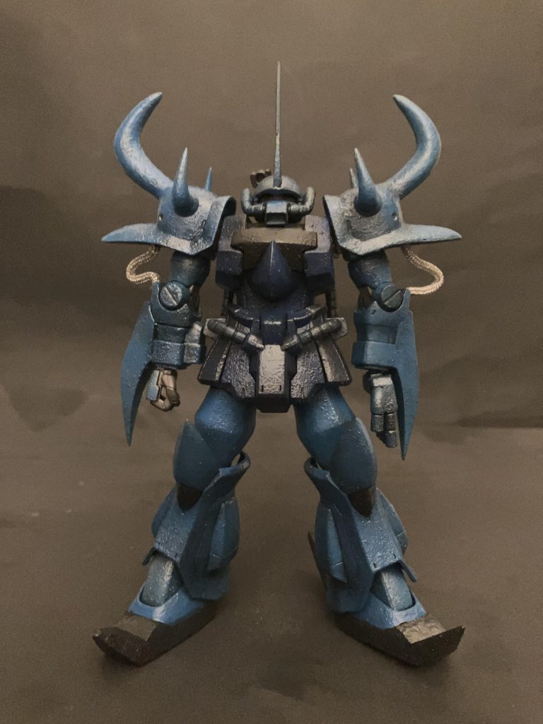 世紀末感を出すのに今回初めて鋳造表現をしましたモビルスーツではなく、中に人が入っていて鎧を着ているという風にしました関節は通常塗装です♪ウェザリングはウォッシングとタミヤのウェザリングマスターのススとシルバーを使用しました