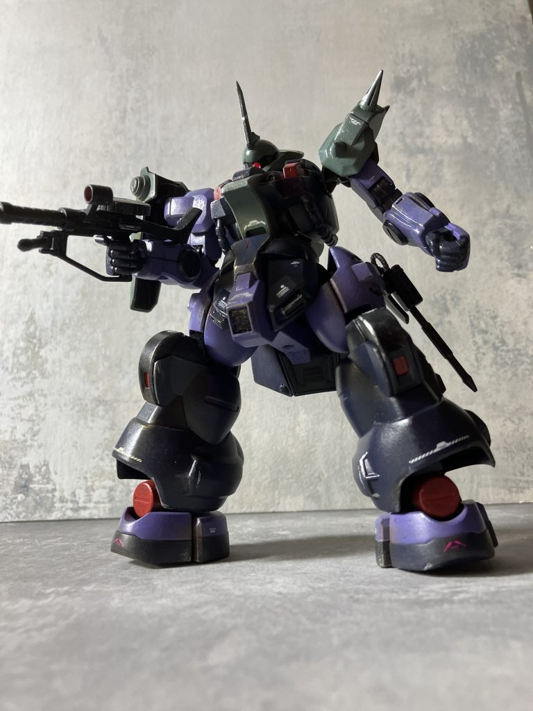 武装の開発までは間に合わなかったと言う設定でザクマシンガンとヒートホークを装備させてます