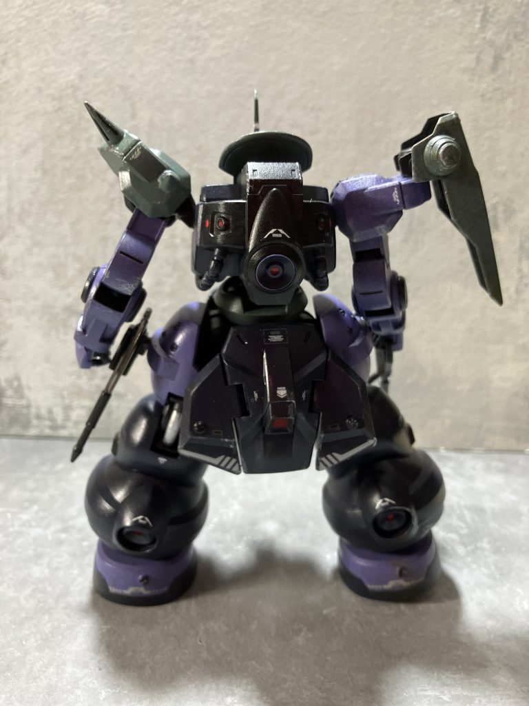 胴体に動力パイプでジオン機体らしさを出してます