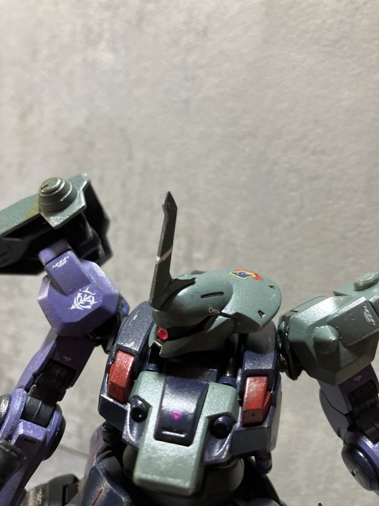 見えずらいですがヘッドにキマイラ隊の部隊マークを貼ってますメインカメラはジオン機体と言うことでモノアイに変更