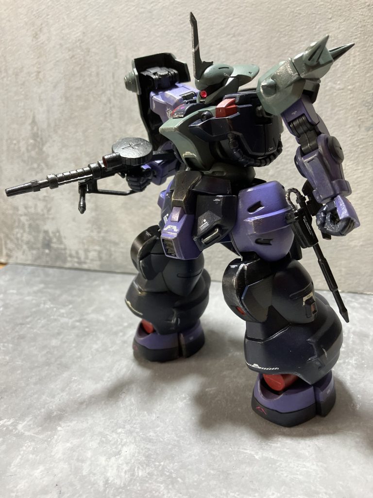 シールドと肩のスパイク化と脚部のギザギザのモールドをエポパテを埋めて直接にしてます