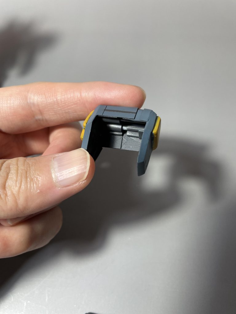 汚い手が写ってすみません。肩アーマーは挟み込みで合わせ目が消せないと判断したので上からプラ板で蓋をして合わせ目位置をずらしています。これでディテールとだいぶなじむようになったかな