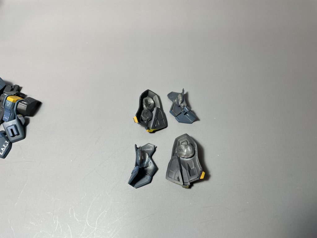 足アーマーは正面と側面、アンクルアーマーに分割しています。磁石を仕込んでいるので、デュエル側にダボ等を用意しなくて済んでいます。意外とがっちりはまるので気持ち良いポイント