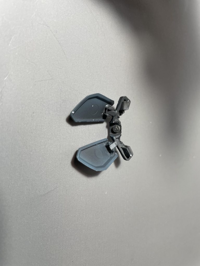 本体と前面腰アーマーの接合は磁石を仕込んでます。また稼働部は真鍮線とプラバンで自作しました。