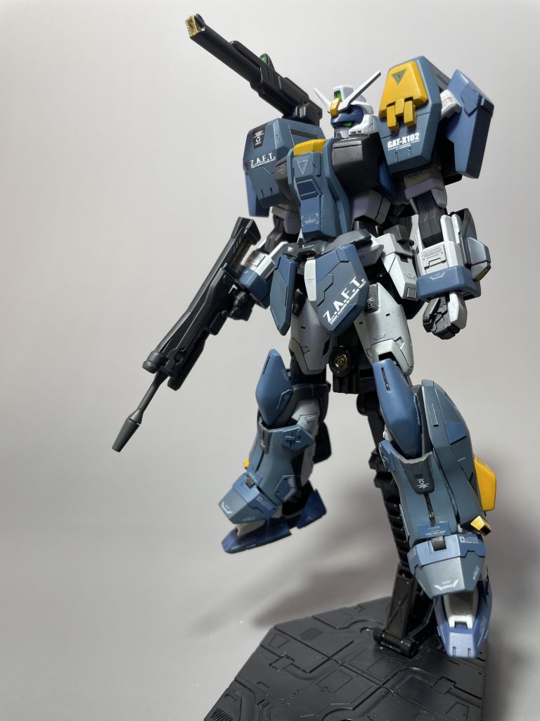 正面素デュエルからムキムキになりましたねアサルトシュラウドを装備するとバランスがよくなってると感じてます。腰アーマーの斜めZAFTデカールよくないですか?