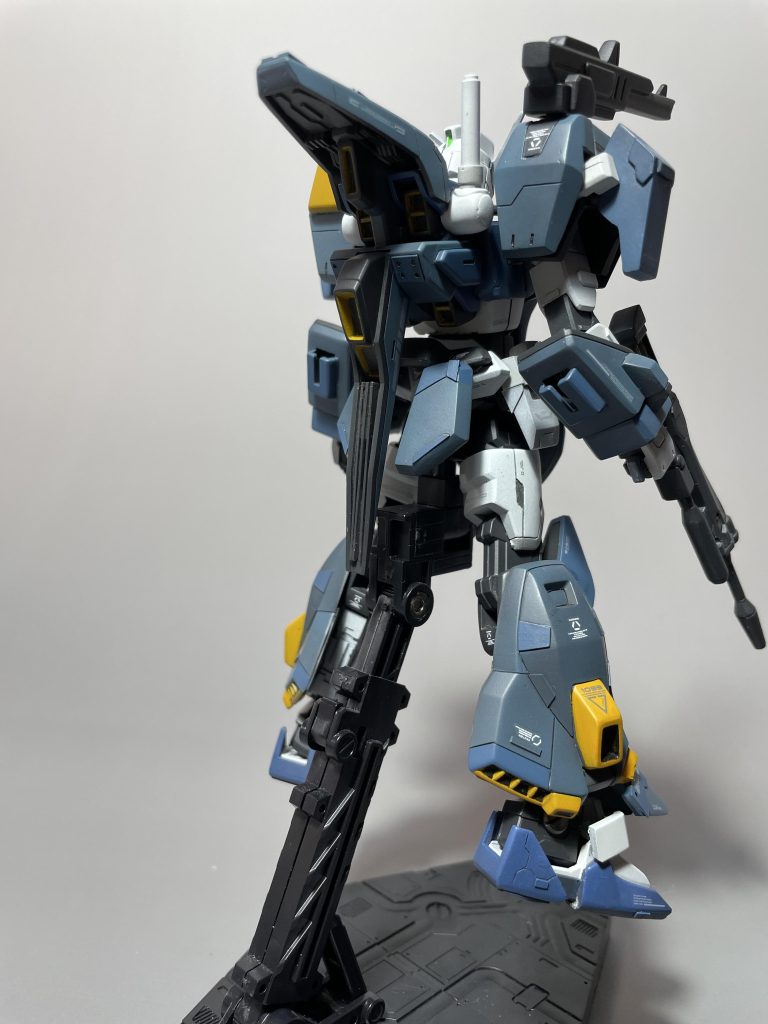 背面スラスター山盛り最高ですね。バックパック周りに追加でディテール入れまくってます。背面なのでほとんど見えませんがラッカーとエナメルでの塗分けしんどかった、、、水性塗料を使うことを覚えようと思います。