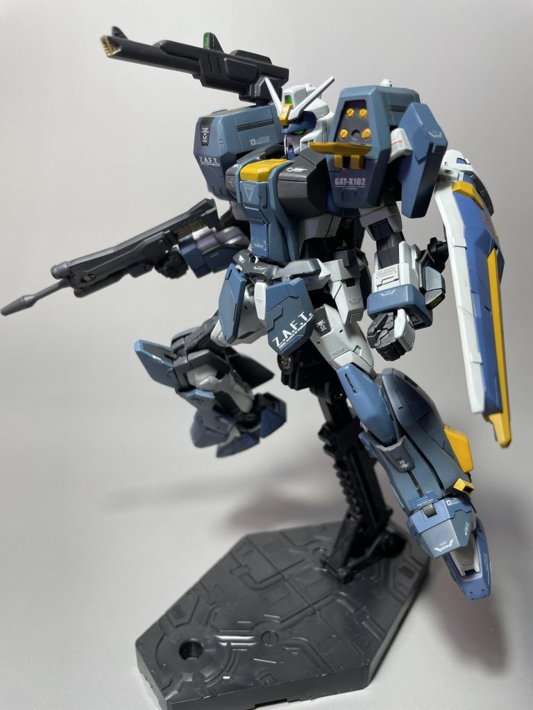 アクション1ミサイルを撃つデュエル胴体アーマーと肩アーマーのせいで干渉しまくり、さらにバックパックのサーベルラックにもぶつかり、肩の稼働は死んでます。EGのいいところつぶしちゃいました。でもかっこいい