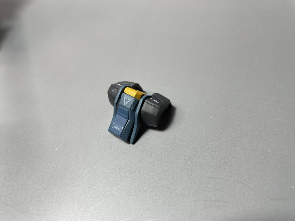 一番手こずった胴体アーマーEGストライクと形状が違いすぎて全くはまらなかったので6分割して形状をそれぞれ整えて再接着してます。黒いところは製作ストーリーからほぼ作り直し真ん中の青いところは、長さが足りなかったのでプラ板とパテで伸ばしてます。あんまり違和感がわからないようになってて一安心