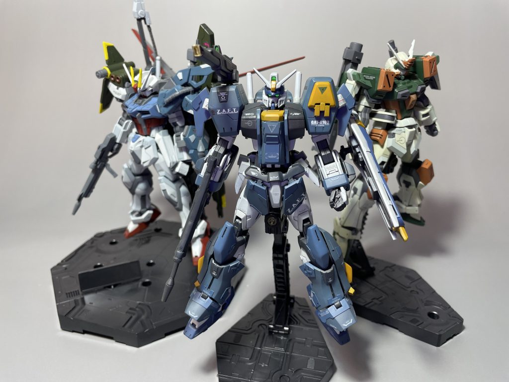 以前作ったEGストライクとEGバスターと並べてゴテゴテ三銃士って感じで最高ですね。こうなるとイージス、ブリッツも製作したいなぁここまで閲覧ありがとうございました。ぜひコメントもらえたら嬉しいです。次回は旧HGUCザクⅡかな?