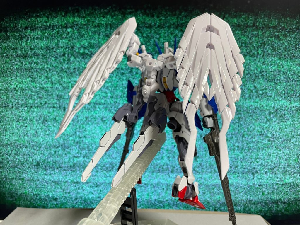 背面。巨大なウイングユニットによって機動性は通常のルブリスを大きく上回る。