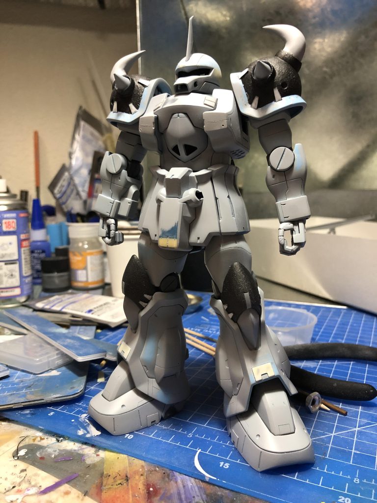 小改造、ディテールの追加が終わったところ。肩と膝アーマーはミリタリー感が出るかと思ったので、オーバースケールだとは思うけど鋳造表現して、他はスジボリやプラ板でのディテール追加してみましたが、まだまだ工作の修行が必要です。