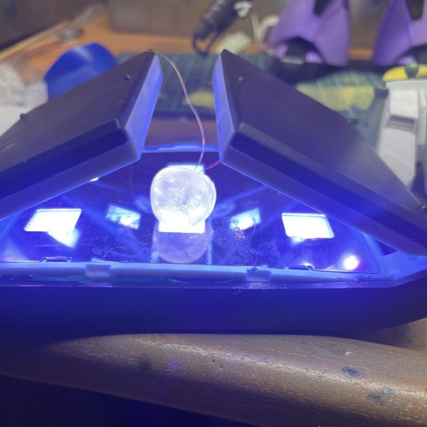 クスィーガンダム LED化適当〜に型取りしてレジンで固めた結果、、それっぽいのが出来たので、もう少しちゃんと、、で、型を取る事4回、、複製、、、5〜6こ、、、ちょっぴりコツがわかったかも、、、大事なのは、、型の取り方、型のカット位置、UVレジンの流し込み、、ですねっGMさん、、、結構頑張ってるよ。。。笑（1枚目）