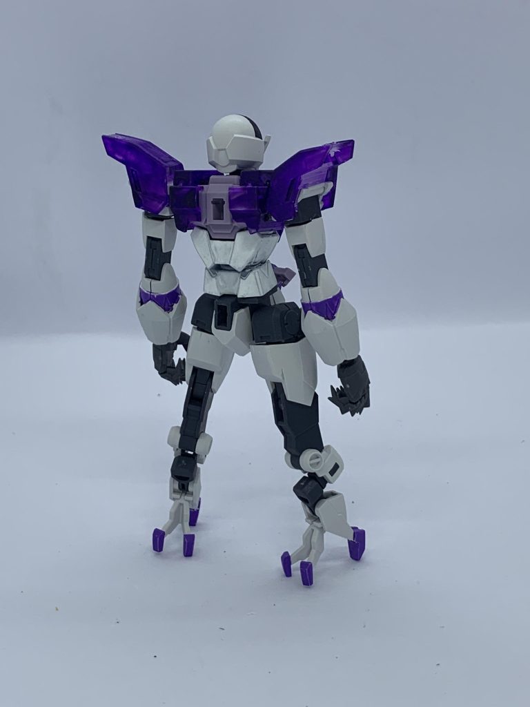 前後ショット。基本的にアーマーを装着済みの状態。外す事は可能。