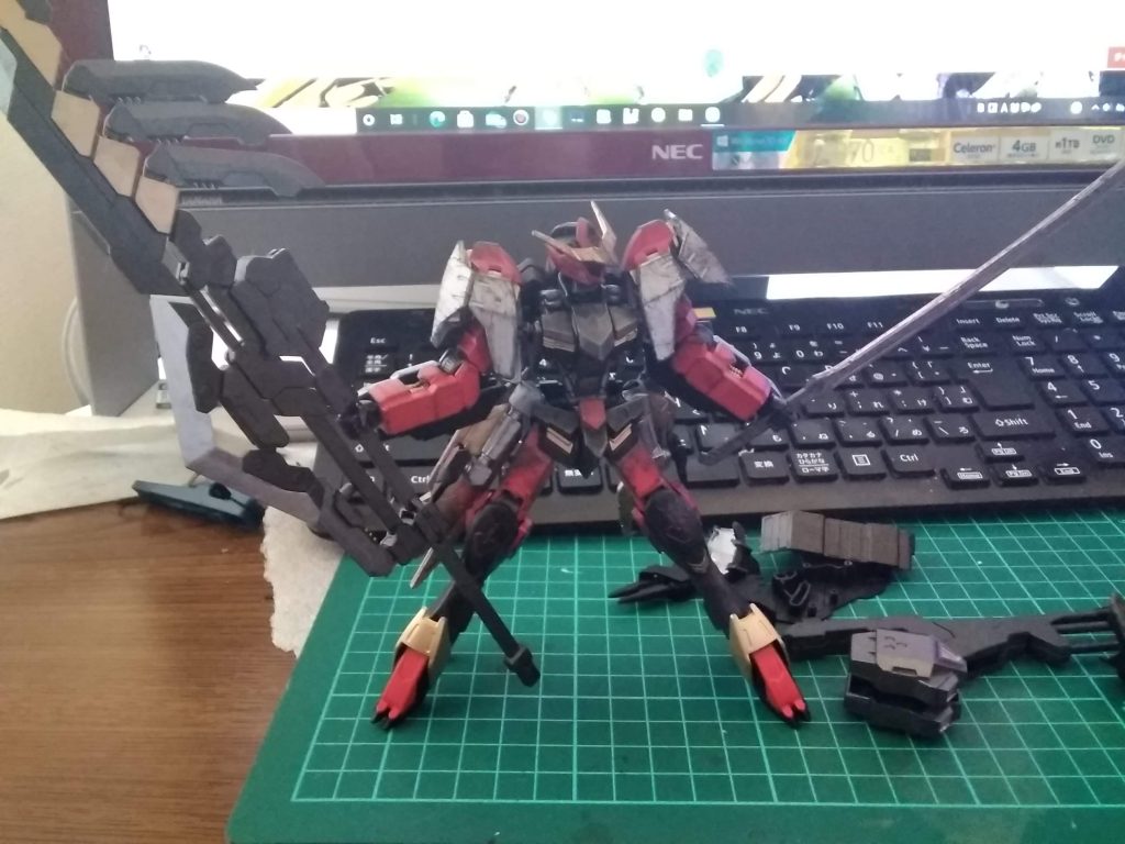 まだ、あまり汚す前の構想。この時はコトブキヤのユナイトソードを使用する予定が、手に負担がかかるのでNGに。