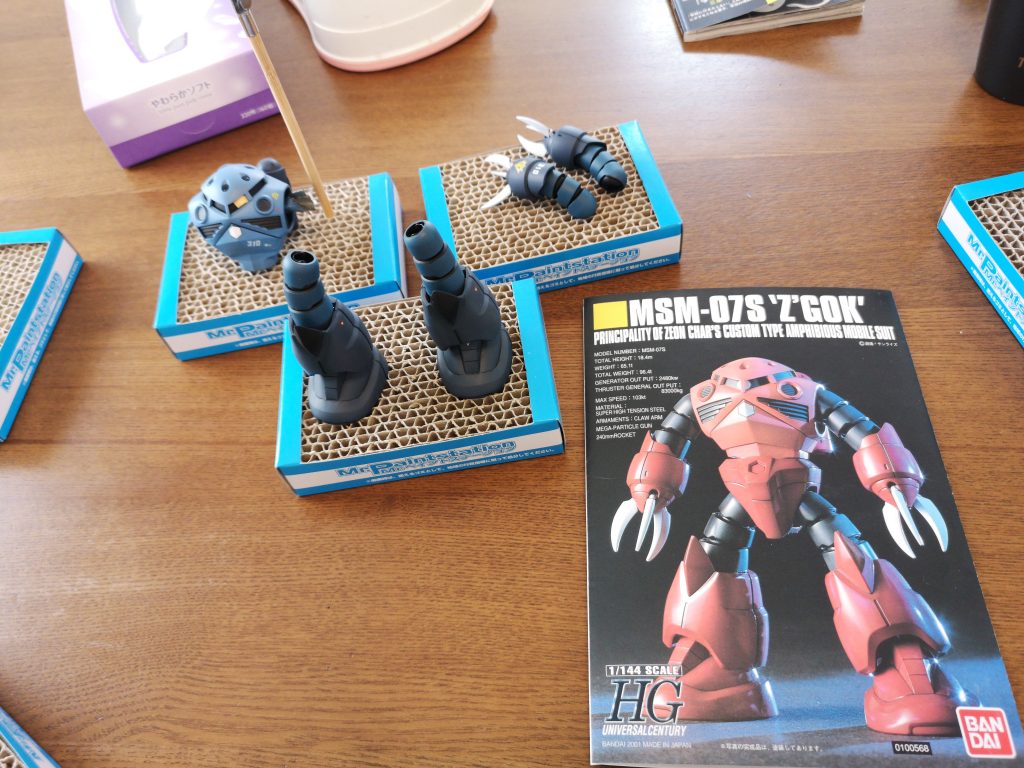 シャア専用しか売ってなかったので、量産型に塗りまくりました。