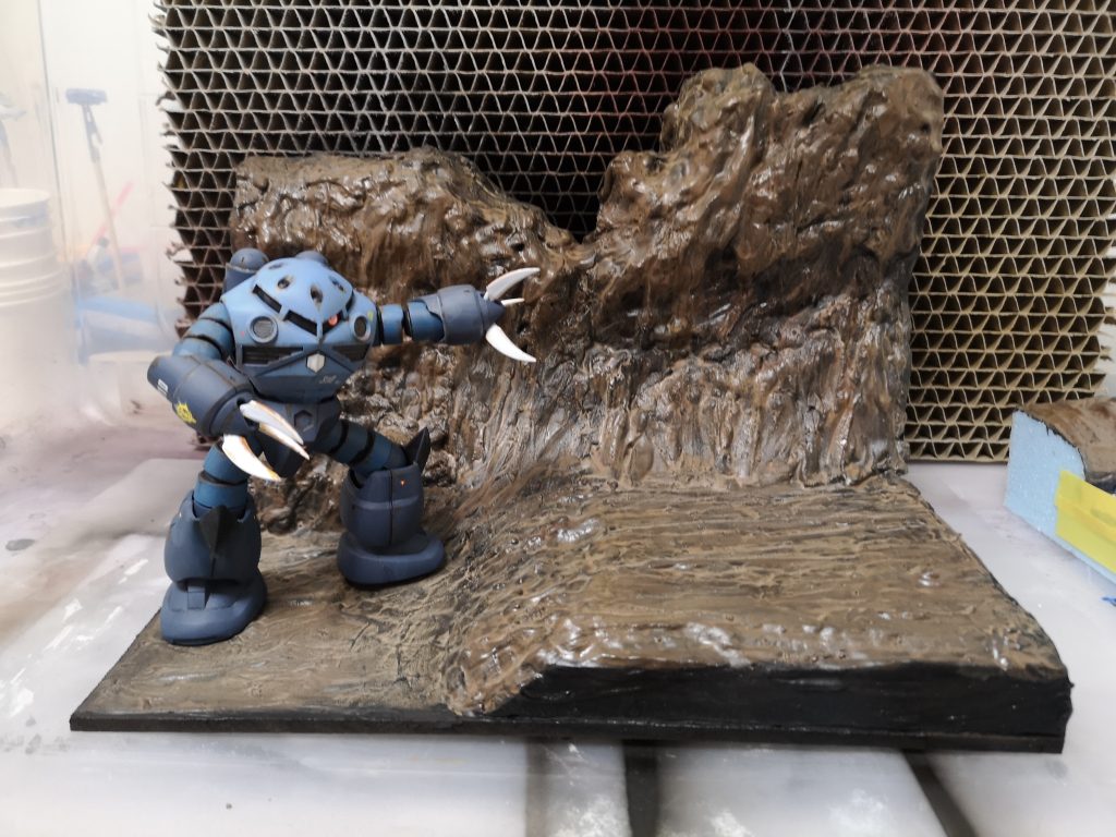 石膏とかで、洞窟っぽく作ったつもり