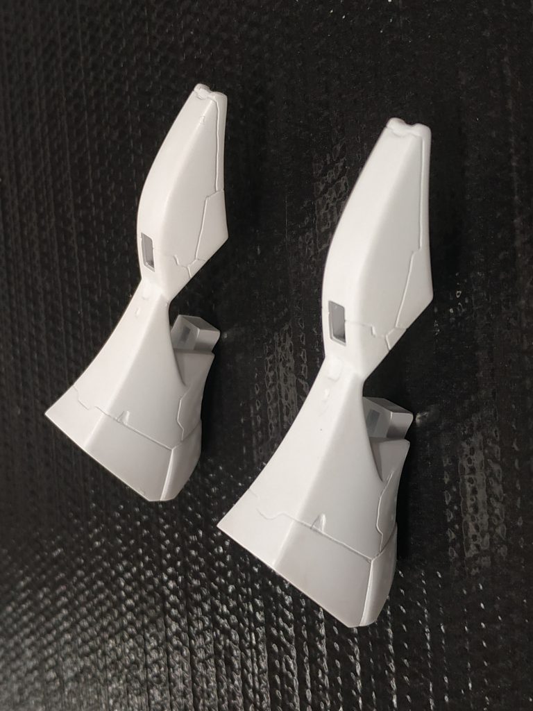 何度も立像を観に行き画像を集めて、ひたすらスジボリ。