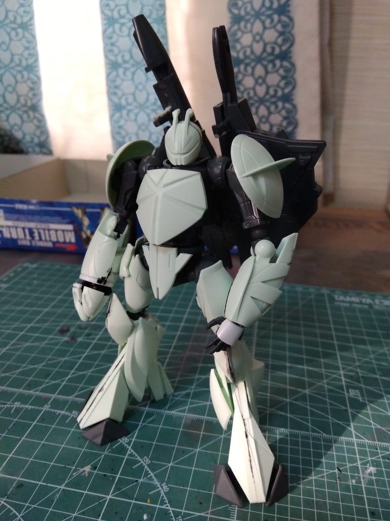 首も延長し、右腕はカットソーでカットしています。