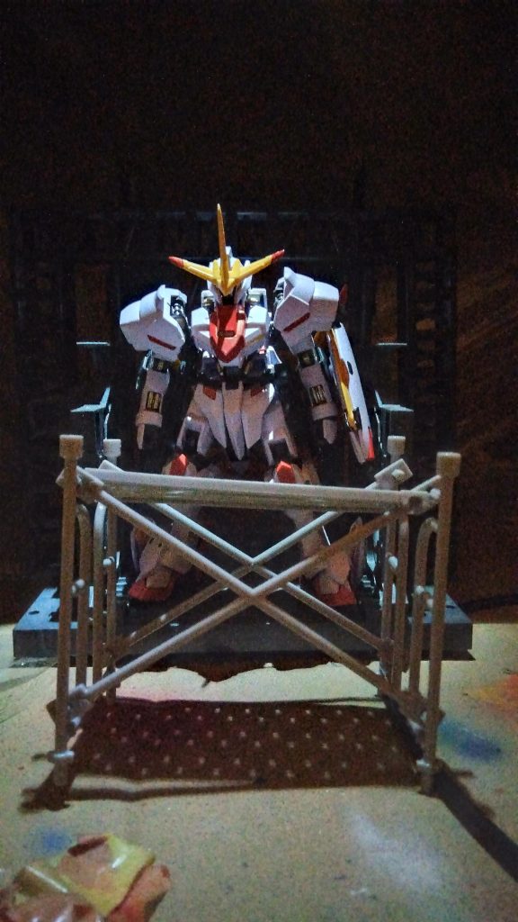 格納庫で眠りにつく端白星…