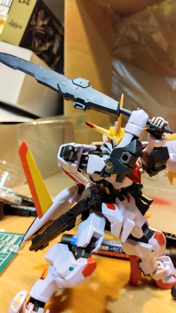 個人的にはアスタロトオリジンのソードみたいにエイハブ粒子を流し込むことでビームサーベルのようにモビルスーツやモビルアーマーの装甲を安安と切れるという設定です！