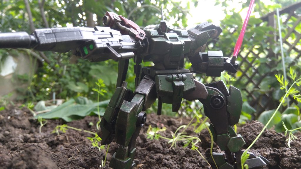 キリコがもしワイズマンの策略で水星の魔女の世界に転生してきたらと言う体で作ったデミバーディング。そんな感じで、レッドショルダーカラーのデミバーディングを作りました。