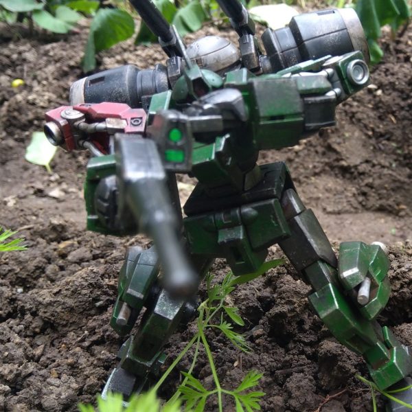 飛び交う銃弾と炎、めまい。きな臭い懐かしさ。俺はこの時戦場に戻っていた。ボトムズを思わせるこいつと共に