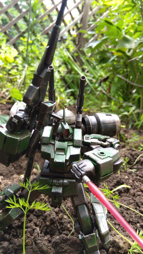 全塗装して汚しに汚しまくったのが、このデミバーディングですね。いや、マジでこいつかっこいいわ。キリコがビームサーベルを使うのもかっこいいよなーと。ただ、バックパックは、これで固定だから、案外、拡張性が無かったりする。正直、これを外して、なんか、汎用のバックパックを出してほしいという思いもあったりはしますね。更に、このずんぐりむっくりな体系でありながら、何が凄いって可動域、凄いのよ。従来のリバイブガンダム以上の可動域があるし、リバイブザクとか、そこらへんも目じゃないですよ。しかし、このきゅいんきゅいーんって音が聞こえてきそうなメカデ座は良いよなー。顔も、何処か、装甲騎兵っポイしかっこいいんだよね。最新兵器だろうけど、たぶん、本体はそのままに本採用版はバックパックは多少、簡易になってる気がしないでもない。そういう意味でも、やっぱり、ちょっとハインドリー当たりのバックパックを装備させたい欲望もあるwただ、唯一の欠点はバランスを取るのが難しい（＝ω＝）背中のバックパック、デカすぎだからしゃーないね（＝ω＝）