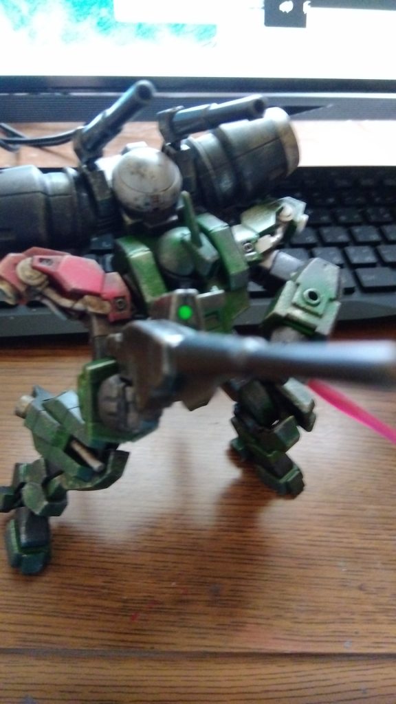 しかし、パイルバンカーはない・……ないから、境界戦記のウェポンセットでも買うか。って割と真面目に思ったりするわけで。そんな感じで、デミバーディング、デミトレーナーからしてボトムズ系統のアレを感じてたしなー。チュチュ専用機の方なんですけどね。まぁ、そんな感じでかっこいいですよ。ついでに作りやすいっていうのもあるし、ってか初心者入門用で正直、水星初期の傑作キットだったエアリアルよりもお勧めしたい。もし、ガンプラデビューしたいなら、このデミバーディングはスゲーお薦めです。このデミバーディング、めっちゃキットとしての出来が良すぎる。水星キットの中で完全に1位レベルの作りやすさ。だから塗装もしやすいし、ついでに合わせ目なんてほとんど目立たない場所に四つしか出ないから初心者に超お薦めキット