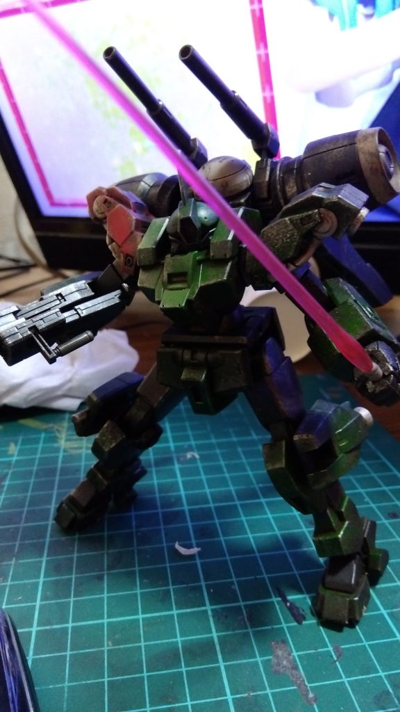 デミバーディングを作ったのよ。最近、ガンプラ、作ってなかったんだけどこいつは何処か、ボトムズ感があったのですぐに作りたくなりました。ってか、こいつ、ローラーダッシュついてるし、それをさらに加速させる推進システムがあるからたぶん、こいつは水星の魔女の世界のスコープドッグターボカスタムに違いない。いざ、実物で見ると、キュイーンが聞こえてきそうな、このロマン感。パーツを見ると、ここが劇中だとターボダッシュすんだろうなーって思わせる部分が足に合ったので、ね。文句を言うならパイルバンカーもつけてくれ。