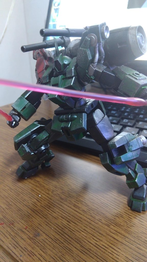 敵の血潮で濡れた肩。地獄の部隊と人の言う。学園都市に百年戦争の亡霊が蘇る。アスティカシアの高原、魔女の宇宙に無敵と謳われたメルキア装甲特殊部隊の残党が現れる。情無用、命無用の鉄騎兵この命、３０億也。最も高価なワンマンアーミー。次回「レッドショルダー」キリコ、危険に向かうが本能か。