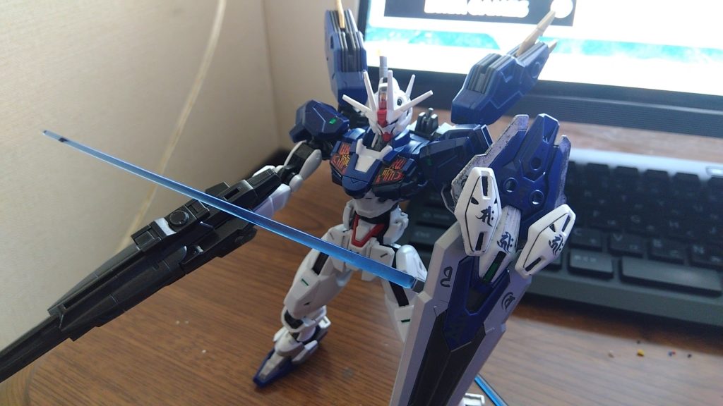 しかし、こいつの一番面倒くさいところは背中のバックパックの下の奴のこのご時世に、ここまで立派なモナカをやる合わせ目やら、頭の合わせ目ではなく、ガンビットの塗装である。特に真ん中のやつ!!メタルグリーンのセンサーが付いてたりするやつ!!ついでに上の銀の奴は久しぶりに銀を筆塗しました。ついでに、それ以外の部分はマイスター関田さんのマスキングテープ術の動画を見てぶっつけ本番でやったら意外とうまくいった。