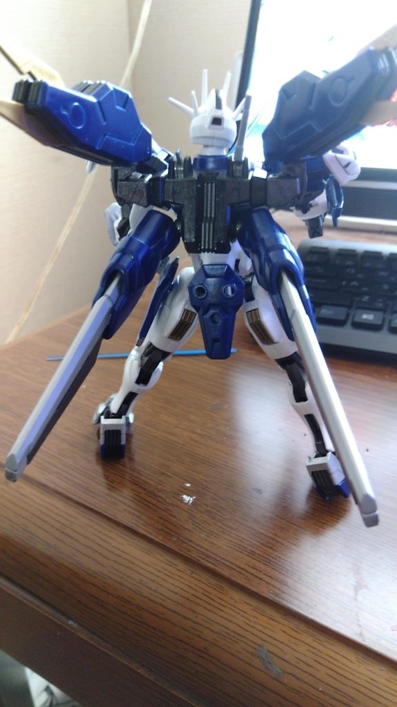 ついでにバックショット。基本、こいつは全塗装です。合わせ目が面倒な部分は基本、あれです。あの段落ちモールドにしました。青は濃い青にしたかったのでレーシングブルーに、黄色いパーツは黒を上から塗って、更にゴールドを重ね塗り。後は白い部分をシルバーにしたり、本体の白は基本、ベースホワイトですね。関節とか、そういう部分は黒鉄、焼き鉄、メタリックグレイの三銃士よ。やっぱり、こいつらは何にでも使えるから強いね。