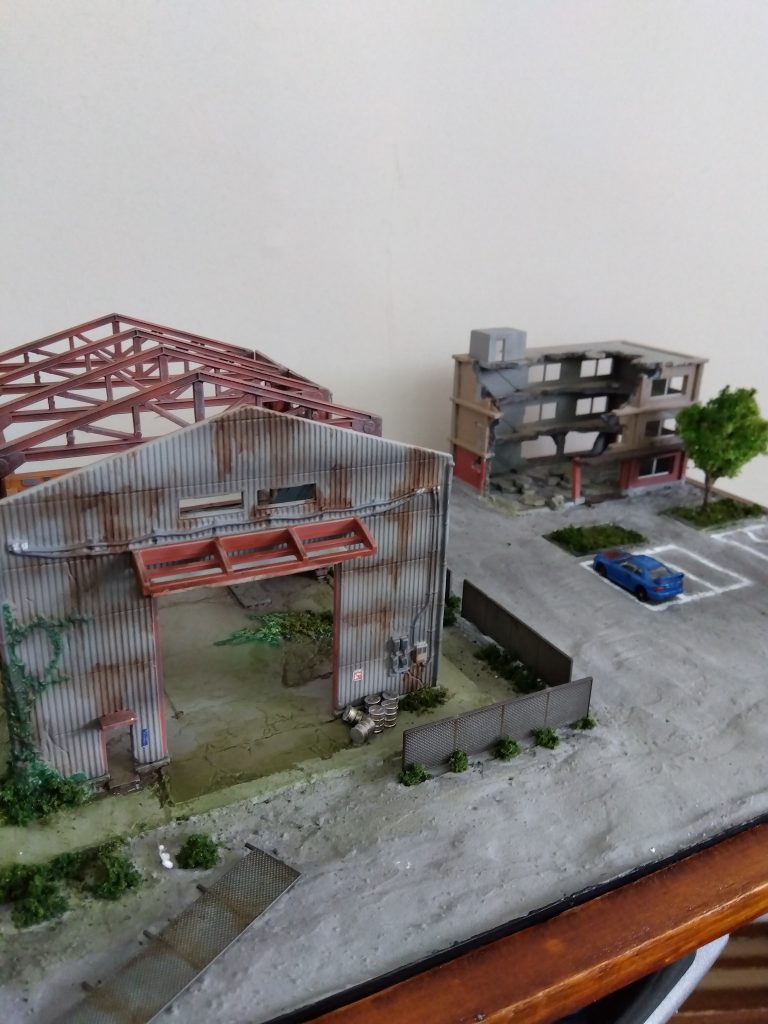 廃工場やビル、フェンスはトミーテックの製品を使用。アスファルトはシーナリープラスターとウェザリングペーストを使いました。