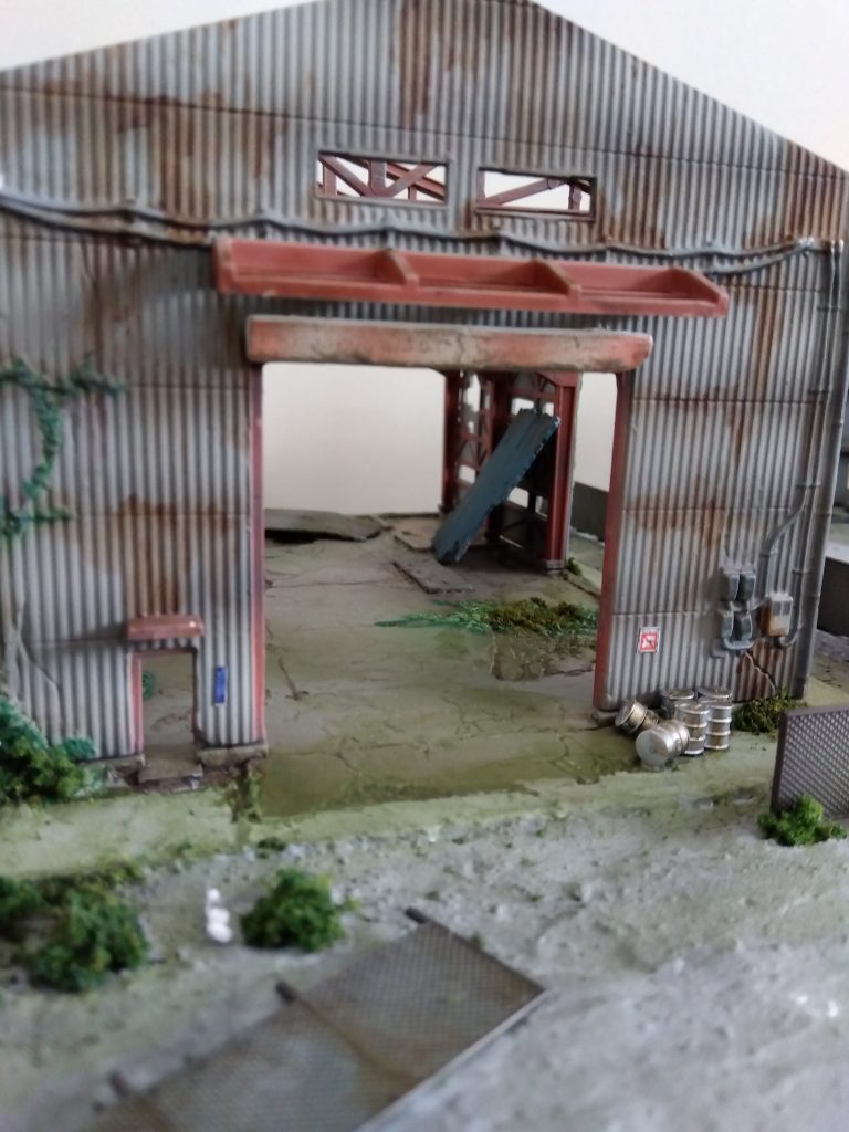 雑草はパウダー類で。錆はリアルタッチマーカーで再現しました。