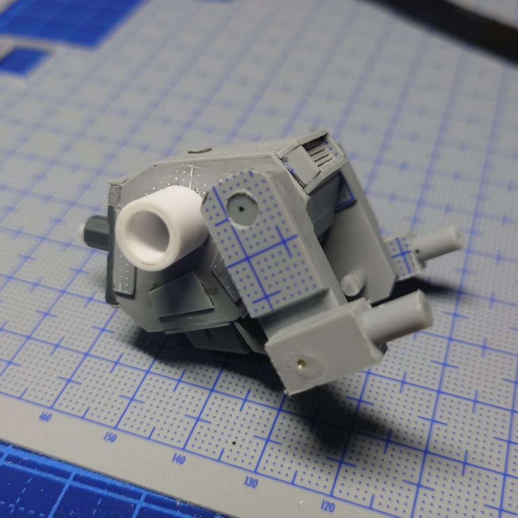 塗装する前のスクラッチしたバックパックです、今回初めてのスクラッチ製作だった為肉眼で見るとかなり粗い仕上がりですが形出来たので良かったです。